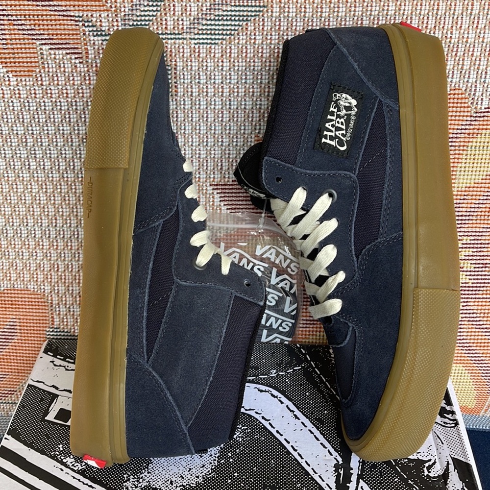 Vans Men’s Skate Half Cab
Navy/Gum
VN0A5FCDNGM
Sneakers - Picture 10 of 16